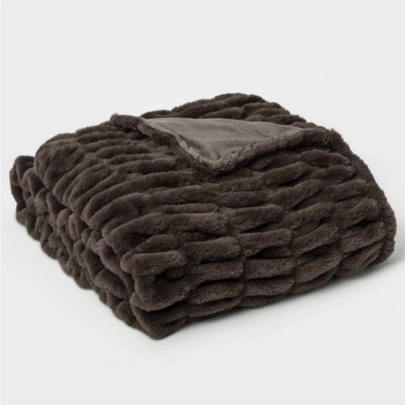 Fax fur throw blanket by Threshold - Picture 2 of 5